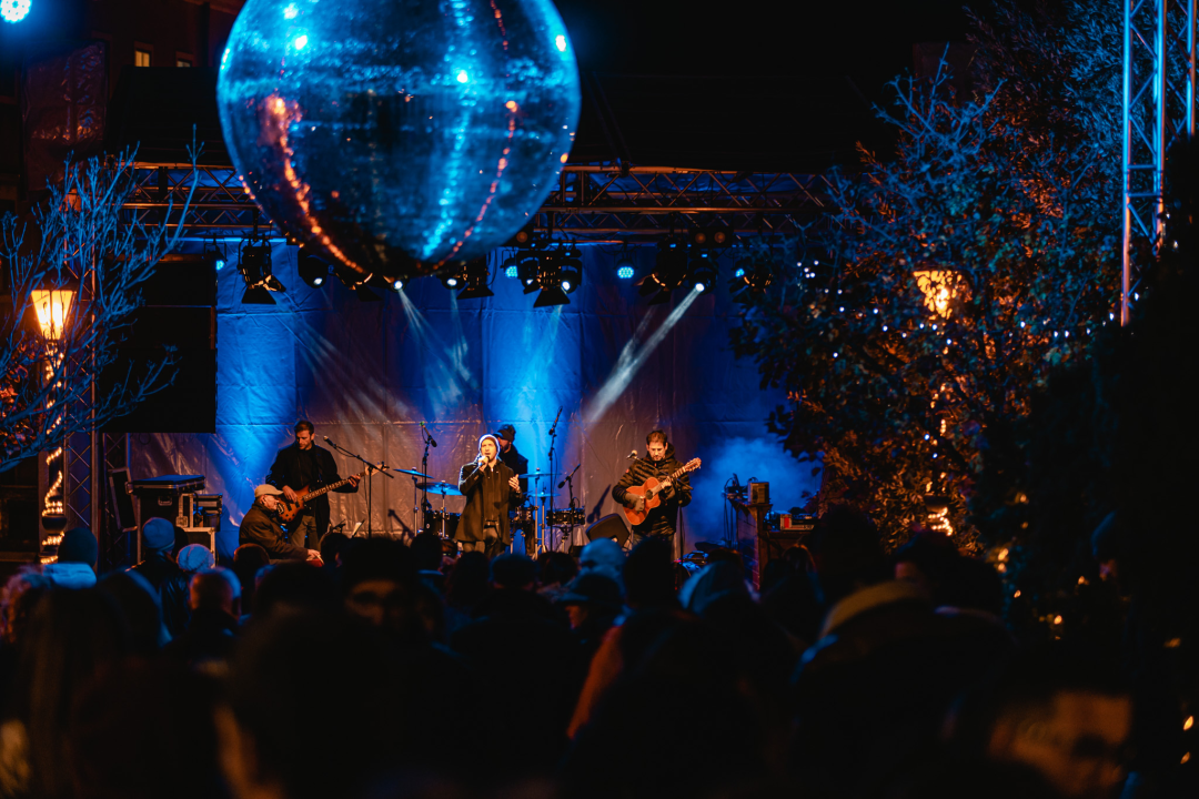 Kralj prvih plesova svojim baladama ugrijao srca Adventurista u Parkiću