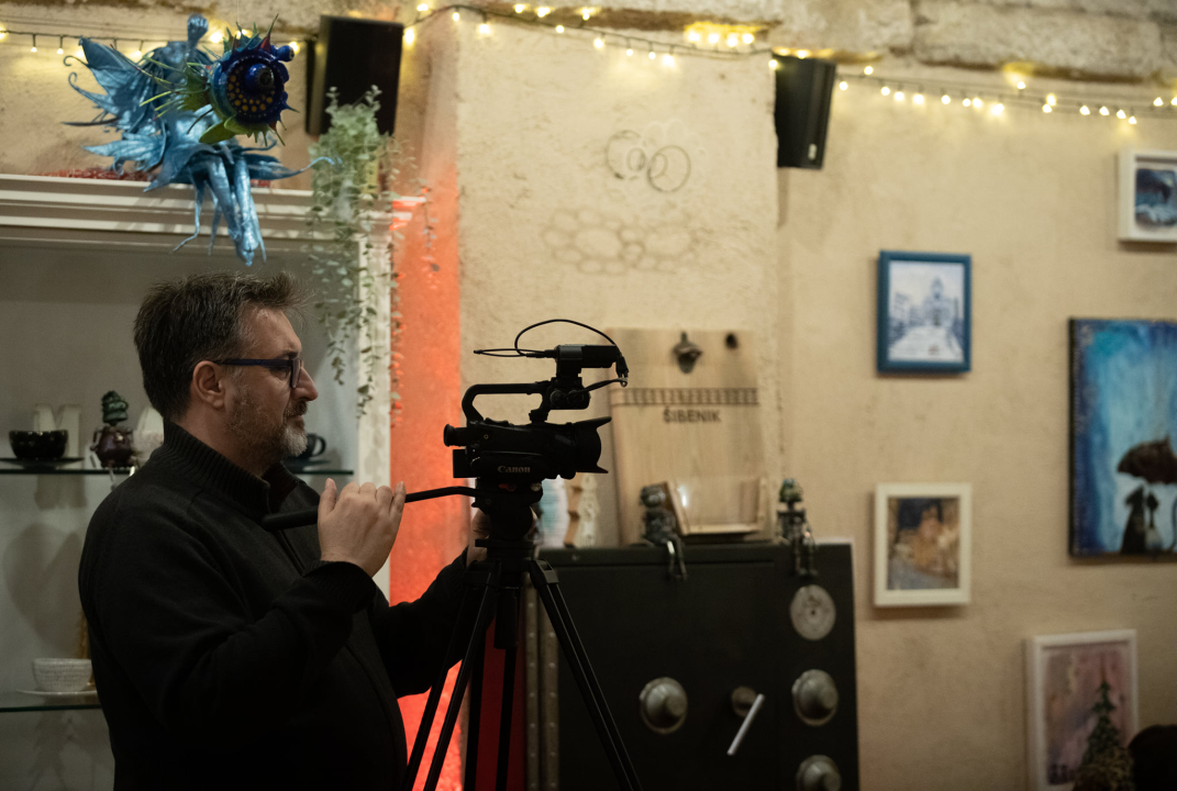 Otvoren Božićni tinel u Azimutu: Prodajna izložba u čarobnom ambijentu