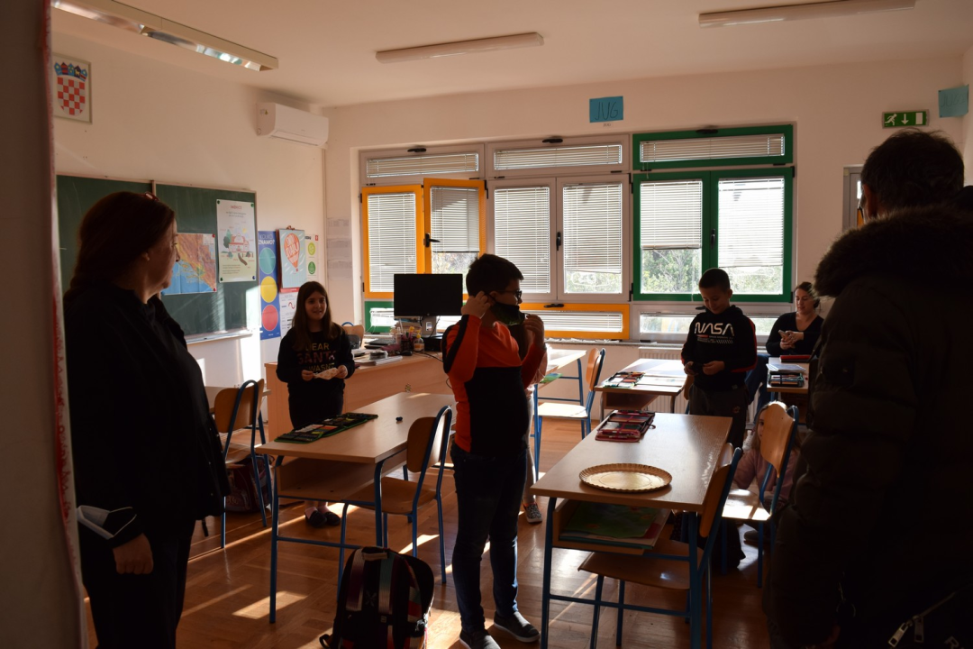 Škola na Lozovcu dobila 11 klima uređaja od NP Krka i dvije firme: Vrijedna donacija uz koju će boravak u školi biti ugodniji