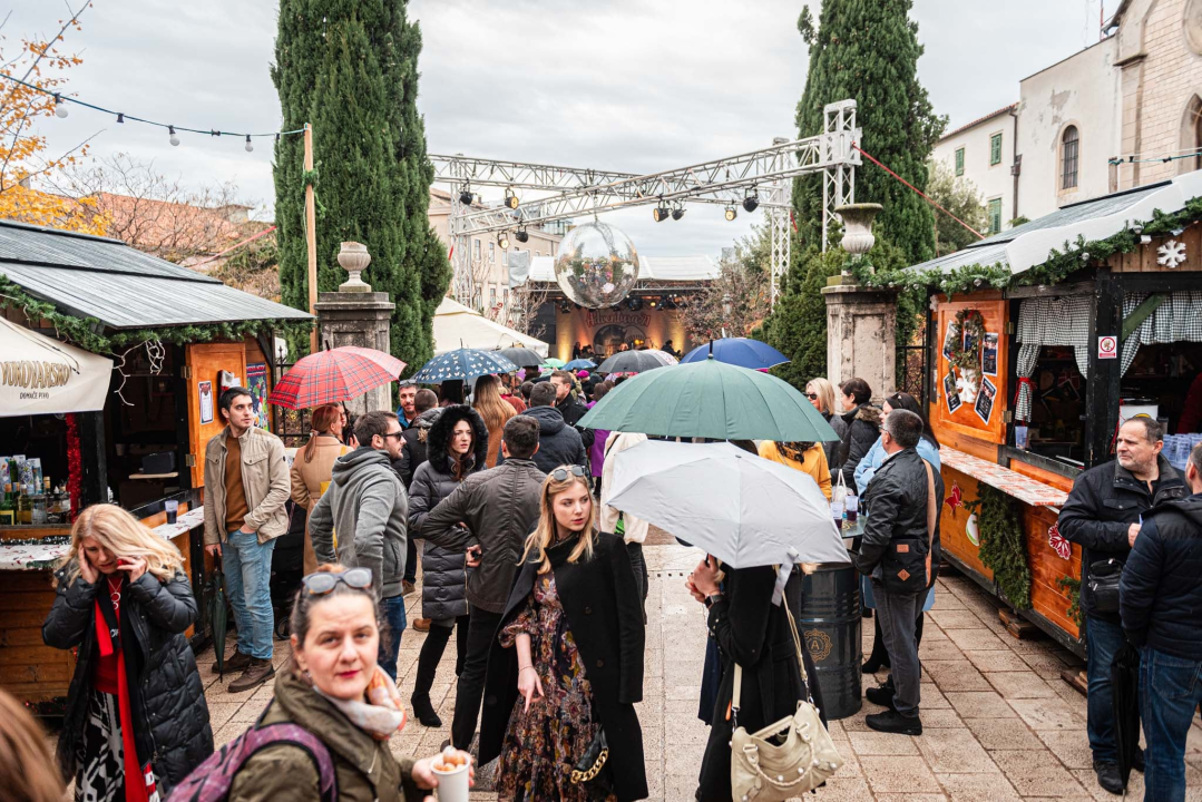 Vratilo se staro normalno na Adventuru: Fenixi, Badnjak, đardin, točno u podne