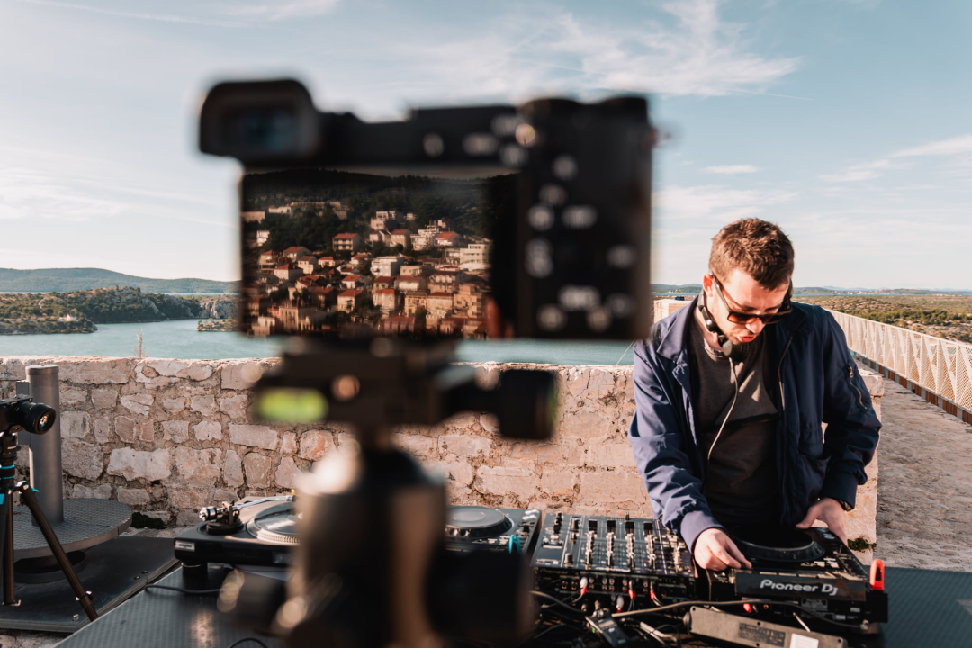 Fikcio Monger, SuggaDaddy i Bakula odličnom glazbom i nestvarnim kadrovima Šibeniku čestitali 955. rođendan!