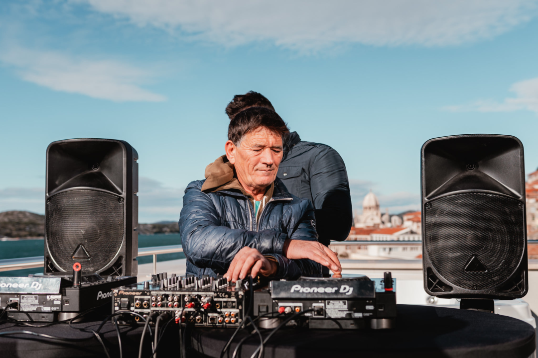 Fikcio Monger, SuggaDaddy i Bakula odličnom glazbom i nestvarnim kadrovima Šibeniku čestitali 955. rođendan!