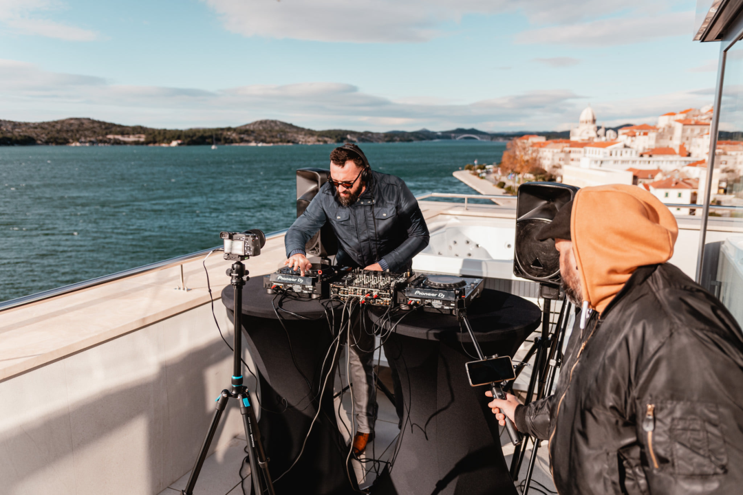 Fikcio Monger, SuggaDaddy i Bakula odličnom glazbom i nestvarnim kadrovima Šibeniku čestitali 955. rođendan!