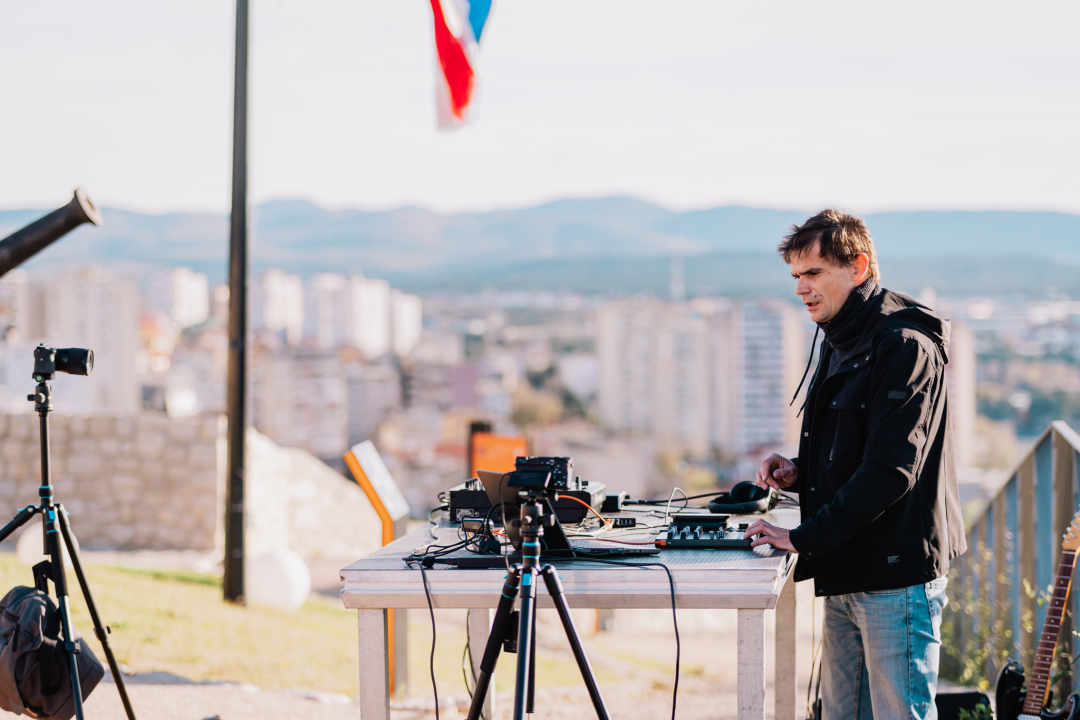 Fikcio Monger, SuggaDaddy i Bakula odličnom glazbom i nestvarnim kadrovima Šibeniku čestitali 955. rođendan!