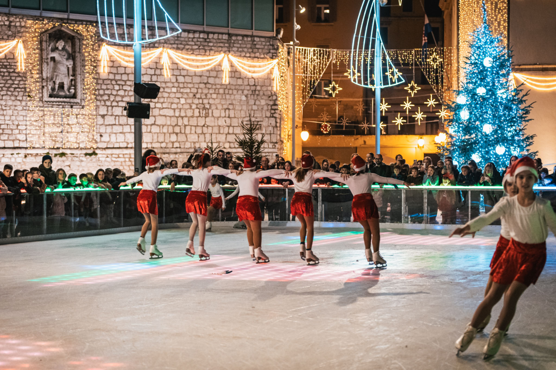 Ledeni spektakl na Vitićevom moru: Zagrebačke pahuljice očarale Adventuriste u Šibeniku 