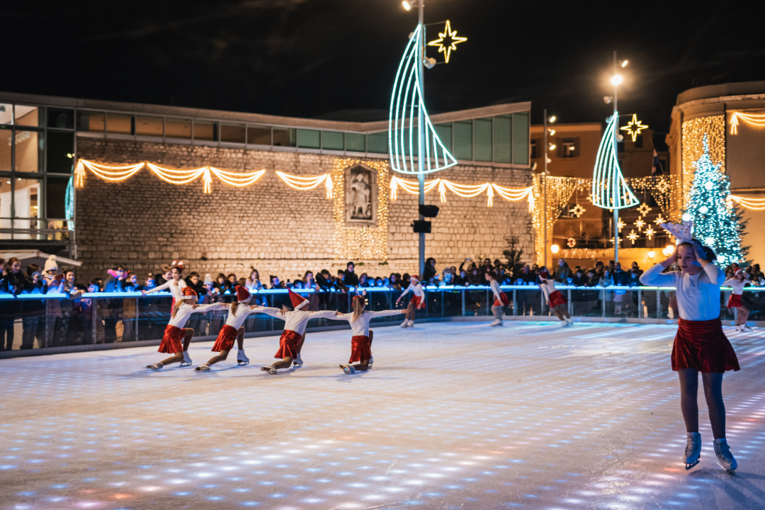 Ledeni spektakl na Vitićevom moru: Zagrebačke pahuljice očarale Adventuriste u Šibeniku 