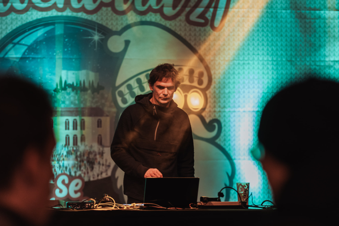 Elektronika u đardinu: Mirko Rak iliti Fikcio Monger počastio Šibenčane svojim 'full setom' na Adventuri 