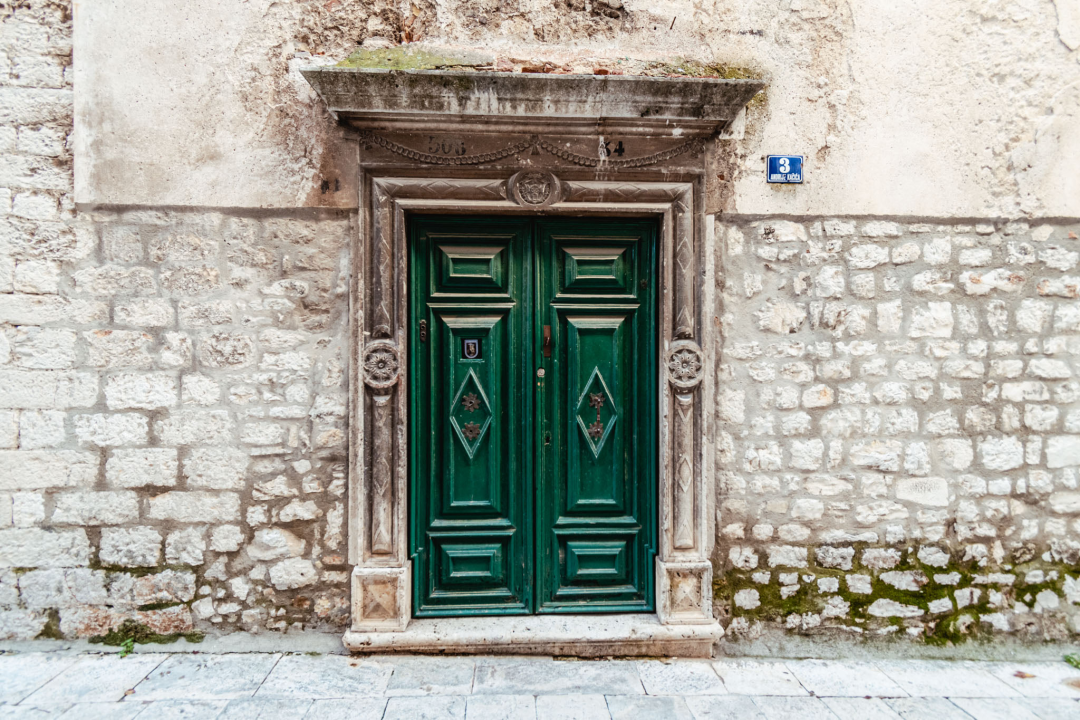 S Kalelarge skrenite u Vodičku koja je puna obnovljenih detalja, a posebnu priču kriju jedna vrata na Gorici 
