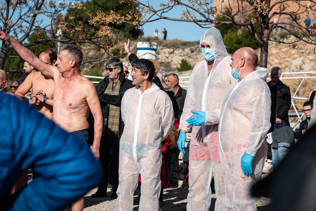 Odvažnih 12 okupalo se na Banju u podne na samu Novu godinu: 'Ovo nije hladna voda'