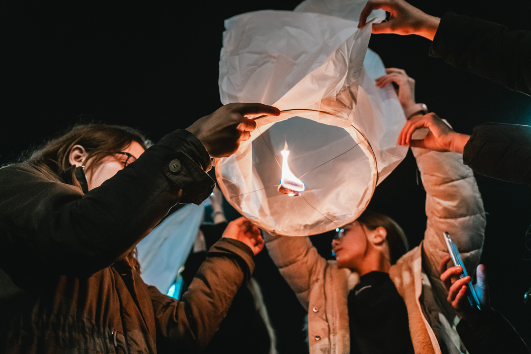 Na Poljani pušteni lampioni za Kiaru: Prekrasni prizori u mirnoj novogodišnjoj noći