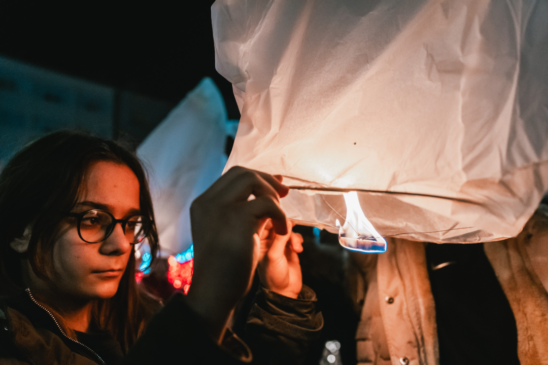 Na Poljani pušteni lampioni za Kiaru: Prekrasni prizori u mirnoj novogodišnjoj noći