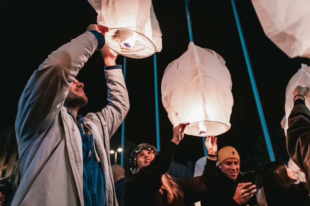 Na Poljani pušteni lampioni za Kiaru: Prekrasni prizori u mirnoj novogodišnjoj noći