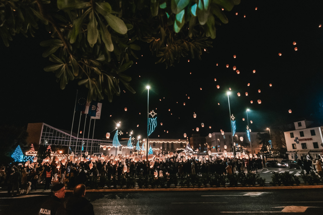 Na Poljani pušteni lampioni za Kiaru: Prekrasni prizori u mirnoj novogodišnjoj noći