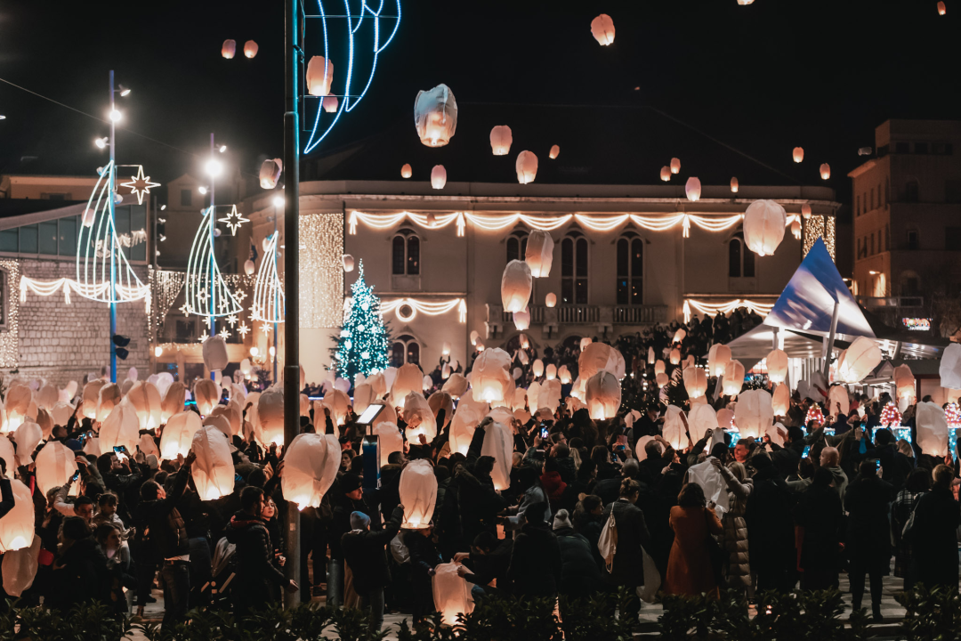 Na Poljani pušteni lampioni za Kiaru: Prekrasni prizori u mirnoj novogodišnjoj noći