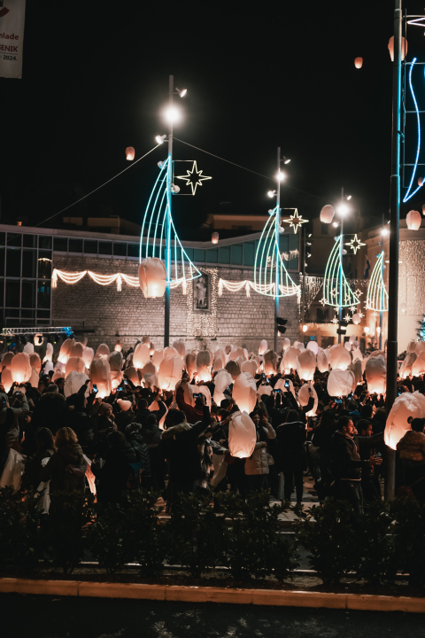 Na Poljani pušteni lampioni za Kiaru: Prekrasni prizori u mirnoj novogodišnjoj noći