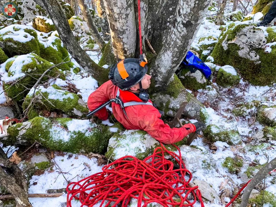 Sretan kraj! Hrvatski GSS-ovci spasili promrzlog i izgladnjelog psića iz jame duboke osam metara