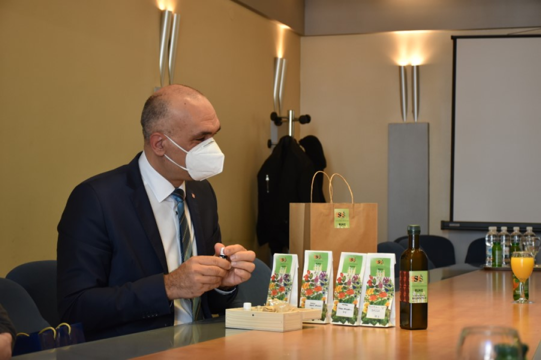 Župan Jelić primio mladog šibenskog biologa Sebastiana Ćatu: Zbog otkrića novih vrsta poklonio mu enciklopediju