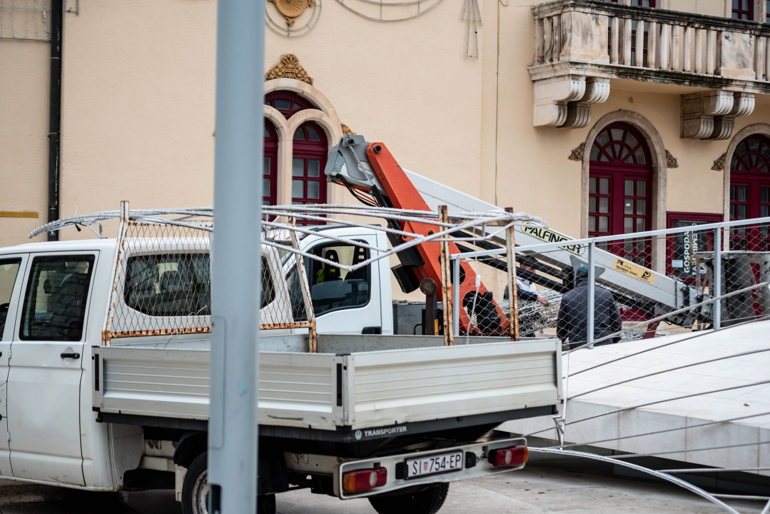 Odlazi jelka s Poljane, vraćamo se na neblagdanske postavke