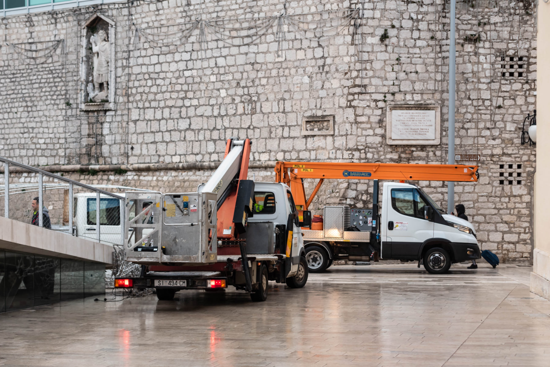 Odlazi jelka s Poljane, vraćamo se na neblagdanske postavke