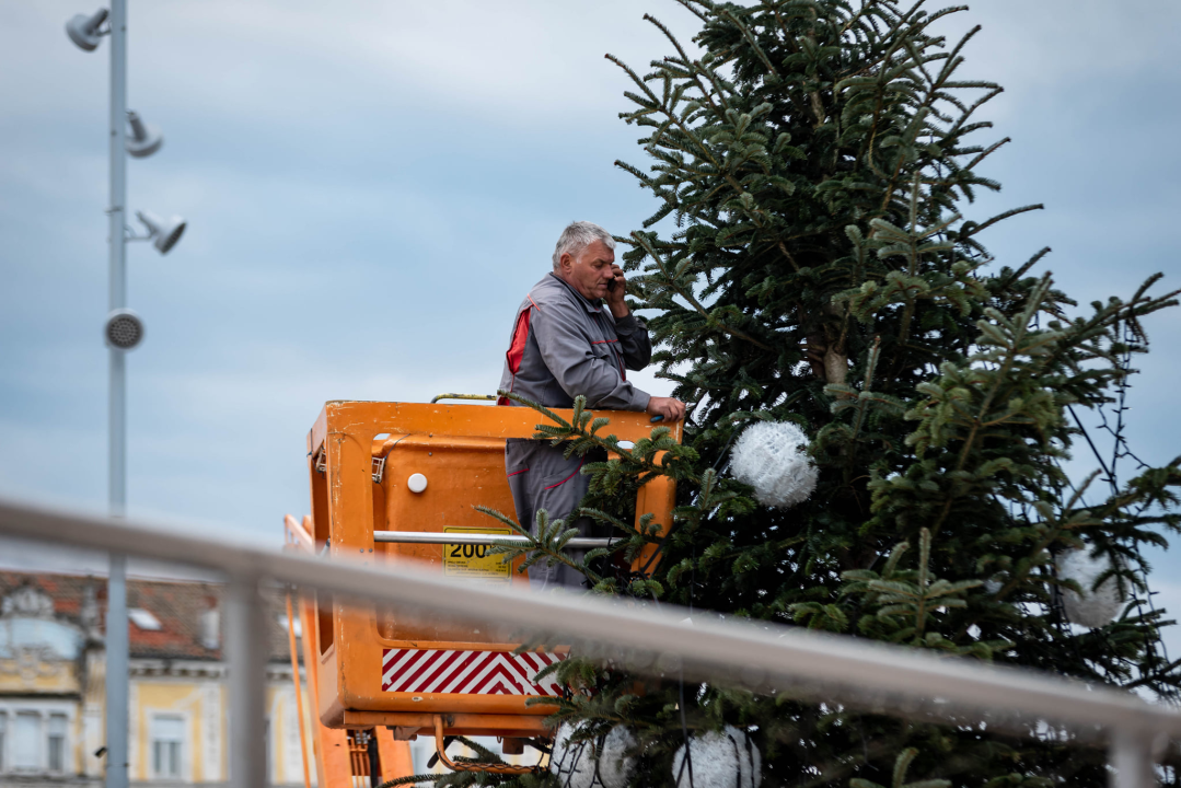 Odlazi jelka s Poljane, vraćamo se na neblagdanske postavke