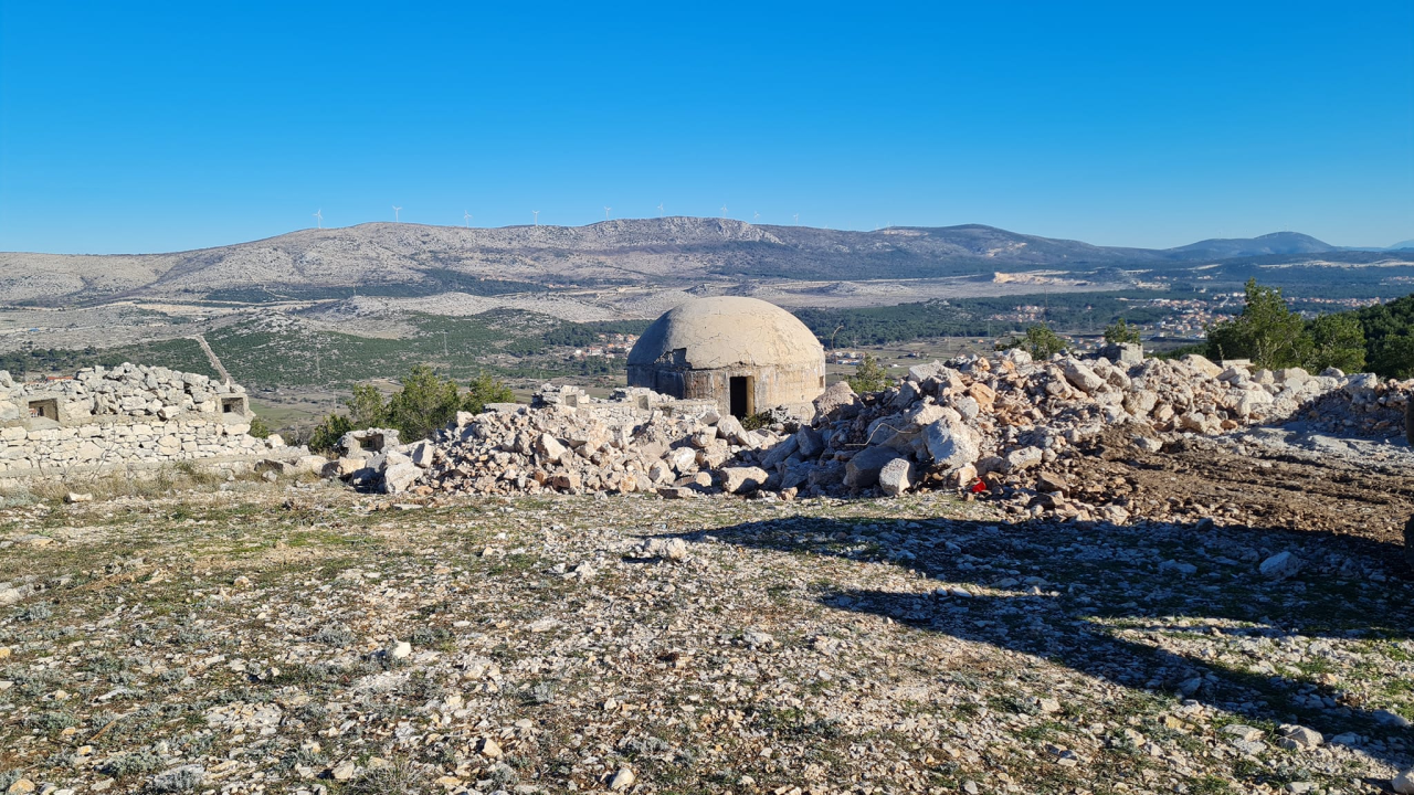 Poviše Šubićevca srušena stara vojna zgrada, bager ravna teren: 'Gradit će se kuća, u bunkerima će biti spavaonice'