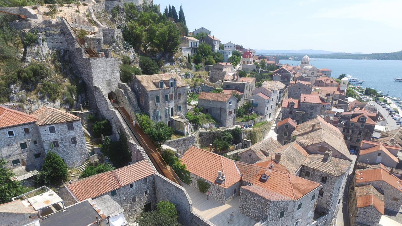 Izgleda da Šibenčani odobravaju novi projekt obnove dvostrukog bedema: Pogledajte kako će se Dolac promijeniti