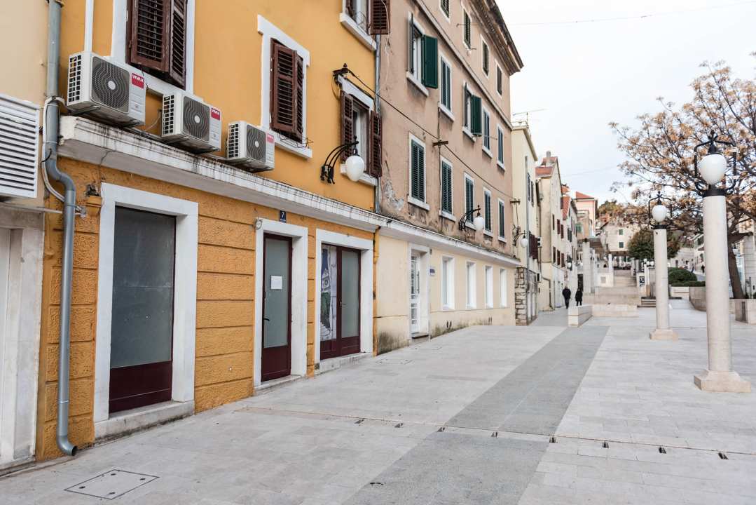 Grad ne zna što bi s Urbanim centrom: Samo ekipa na zidiću opstaje na Starom pazaru, cijeli niz prostora zjapi prazno