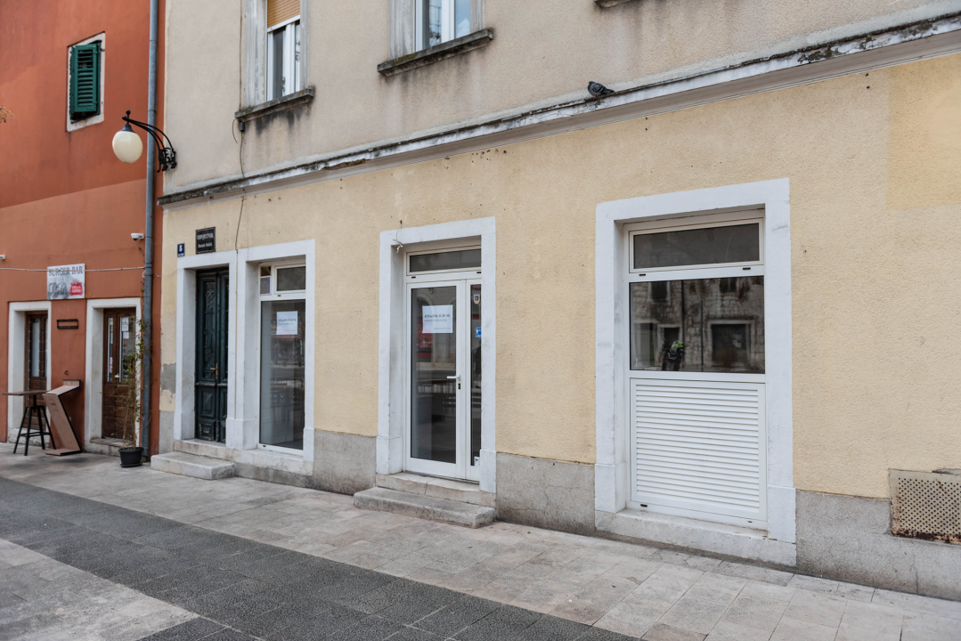 Grad ne zna što bi s Urbanim centrom: Samo ekipa na zidiću opstaje na Starom pazaru, cijeli niz prostora zjapi prazno