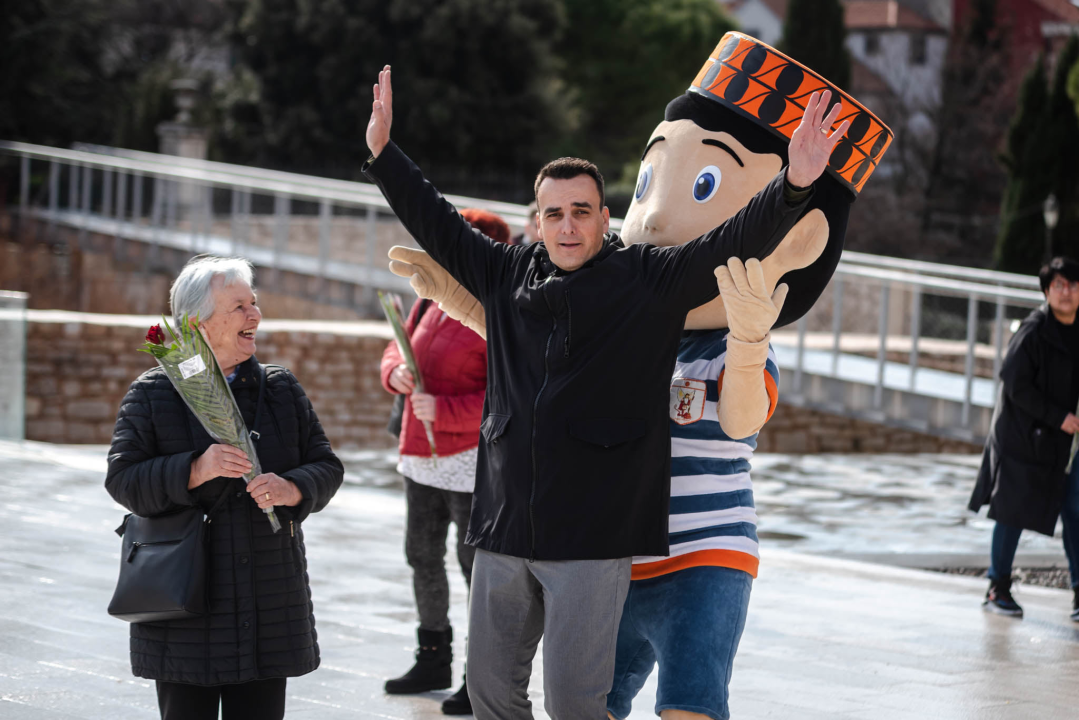 Kiša ubila romantiku Valentinova u Šibeniku: Na Poljani ruže, dječak Paško, nešto djece i slučajni prolaznici