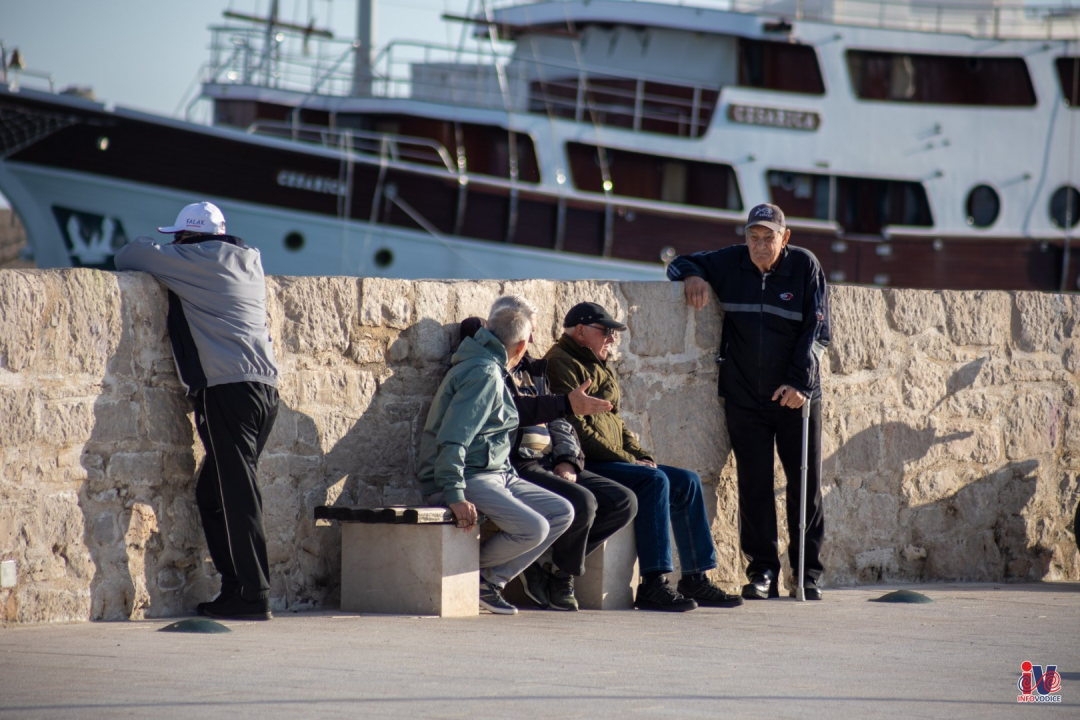 Proljeće u veljači, lipo vrime, a ko to more platit: Foto đir po Vodicama