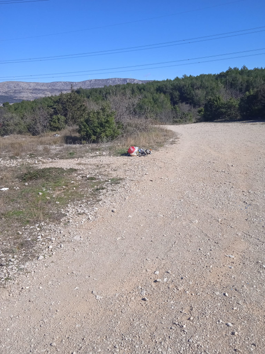 Imaju li ti 'ljudi' išta u glavi? Netko je gomilu smeća izbacio na vrh Piska 