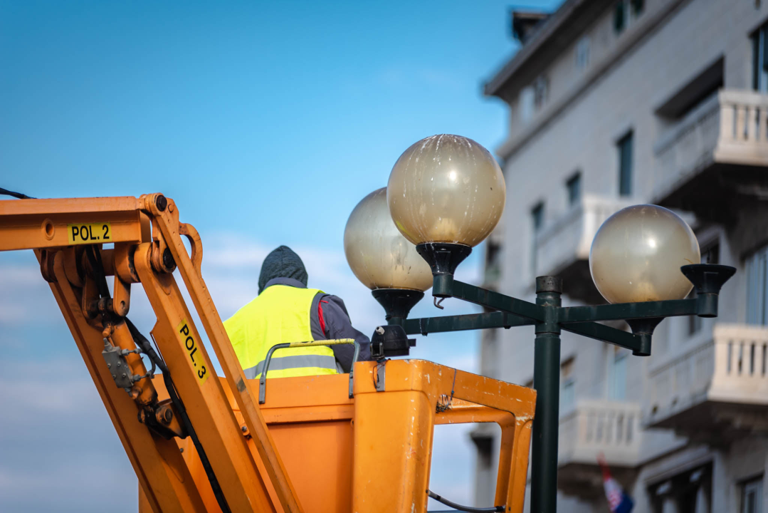 Počeli radovi na rivi: Prvo mijenjaju rasvjetne stupove na potezu od kolodvora prema mulu Krke 