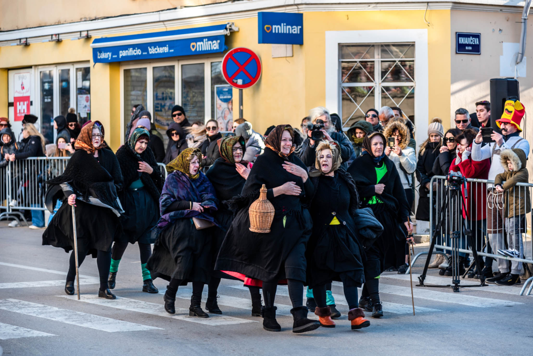Bake opet napravile ludilo uz ‘Masturbatore s Murtera’, ‘Benkovački sajam’, liječnike i janjetinu
