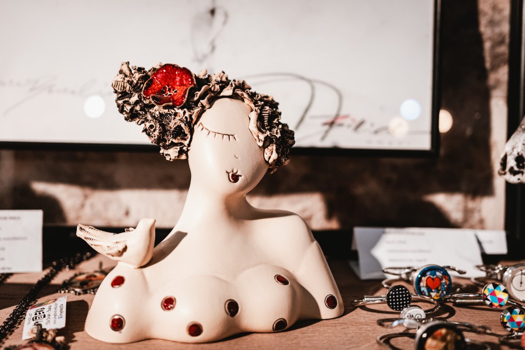 Galerija Juraj Dalmatinac u povodu Dana žena časti popustom na dizajnersku odjeću te Murtićeve i Vežine umjetnine