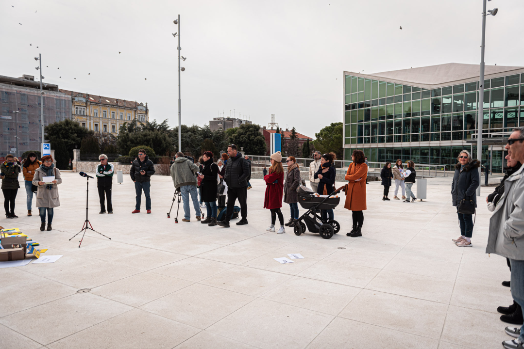 Ukrajinske obitelji podržale skup na šibenskoj Poljani: 'Želim ponovno biti s rodbinom, ali ne vidim da će Putin lako odustati' 