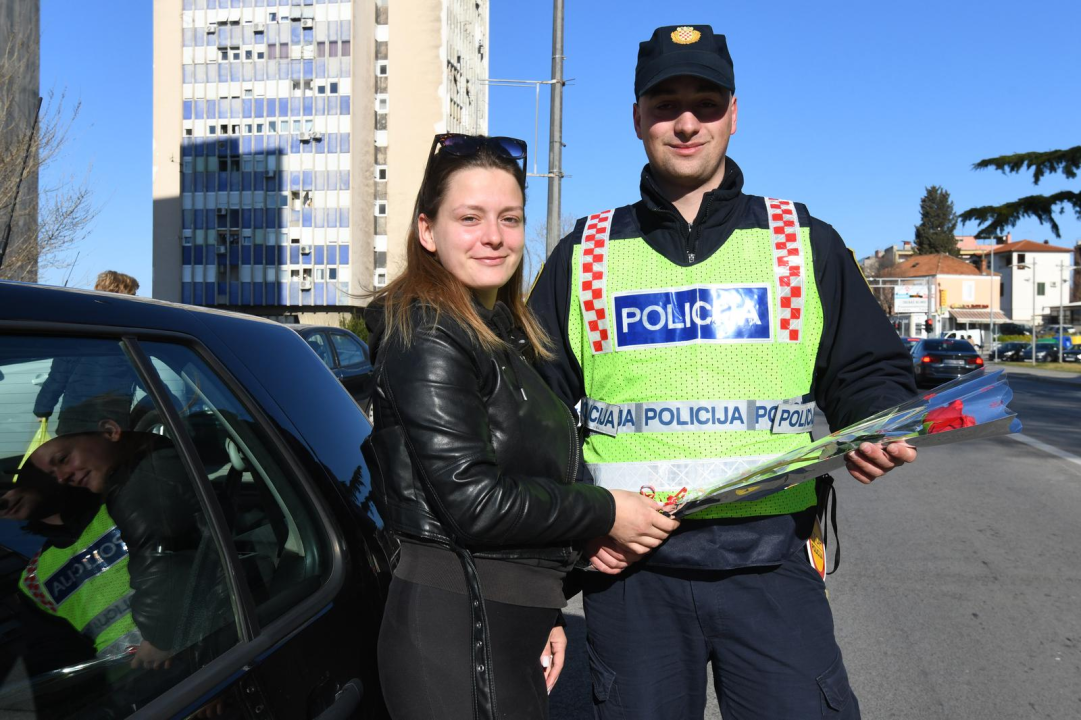 Prometna zaustavlja, ali ne piše kazne: Policajci vozačicama čestitali Dan žena 