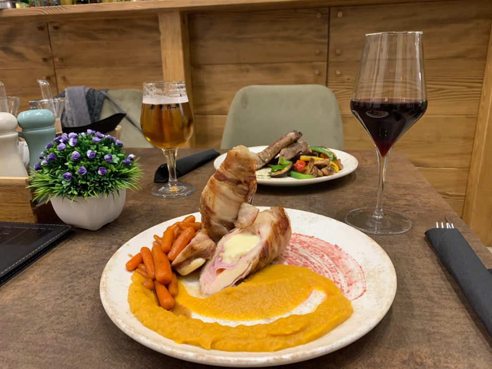 Posjetite bistro Bava i uživajte u bogatom izboru hrane i pića!