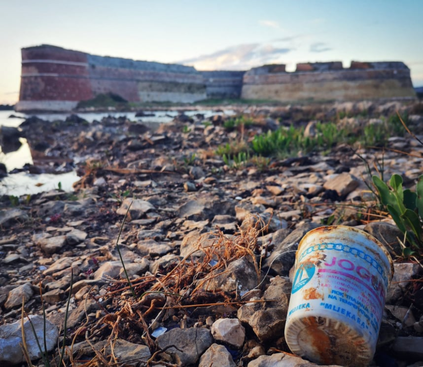 Nakon plastične čašice, na obalu kod Šibenika isplivala još jedna ambalaža iz davno ugašene Mljekare Zadar  