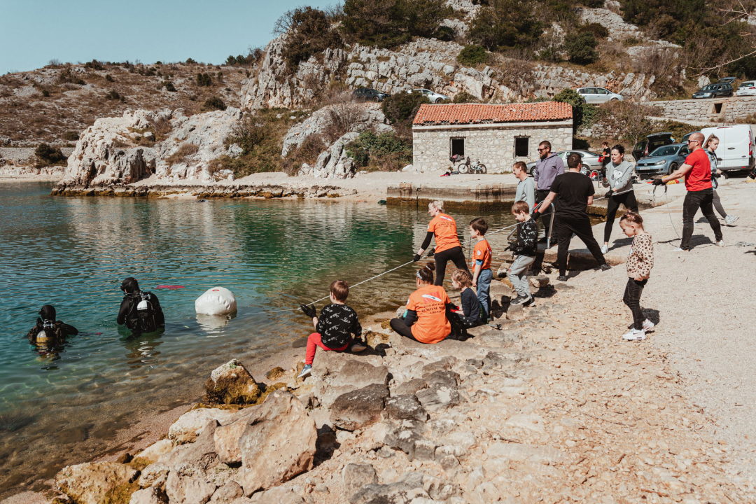 Odrađena akcija čišćenja podmorja i plaže u Zatonu: 'Mislim da smo izvadili oko 3-4 tone, ali ima toga još'  