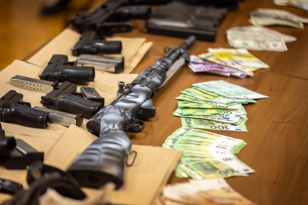 Uhićen 53-godišnjak koji je u 13 godina počinio 9 pljački: Našli mu strojnicu, zolju, pištolje, policijske oznake koje je koristio...