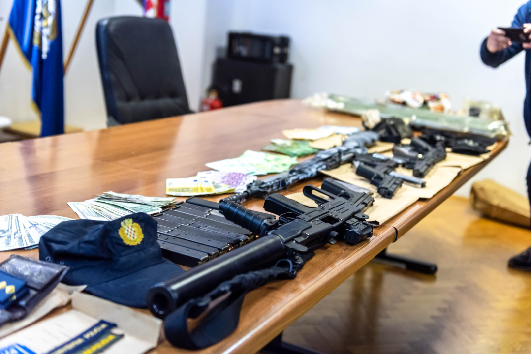 Uhićen 53-godišnjak koji je u 13 godina počinio 9 pljački: Našli mu strojnicu, zolju, pištolje, policijske oznake koje je koristio...