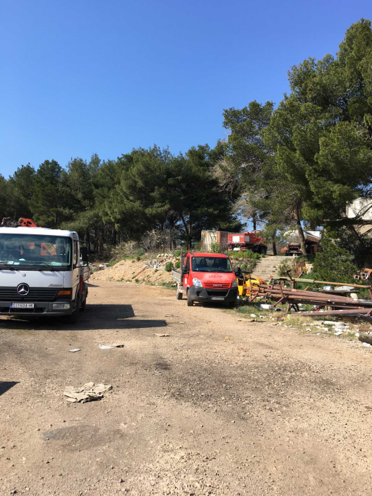 Stara rasvjeta s rive završila na TEF-u okružena tonama građevinskog i drugog otpada!