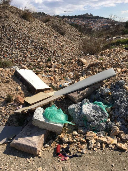 Stara rasvjeta s rive završila na TEF-u okružena tonama građevinskog i drugog otpada!