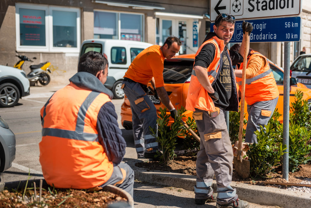 Riva do sezone u kompletno novom ruhu: Nakon zamjene rasvjete počelo uređenje zelenih površina  