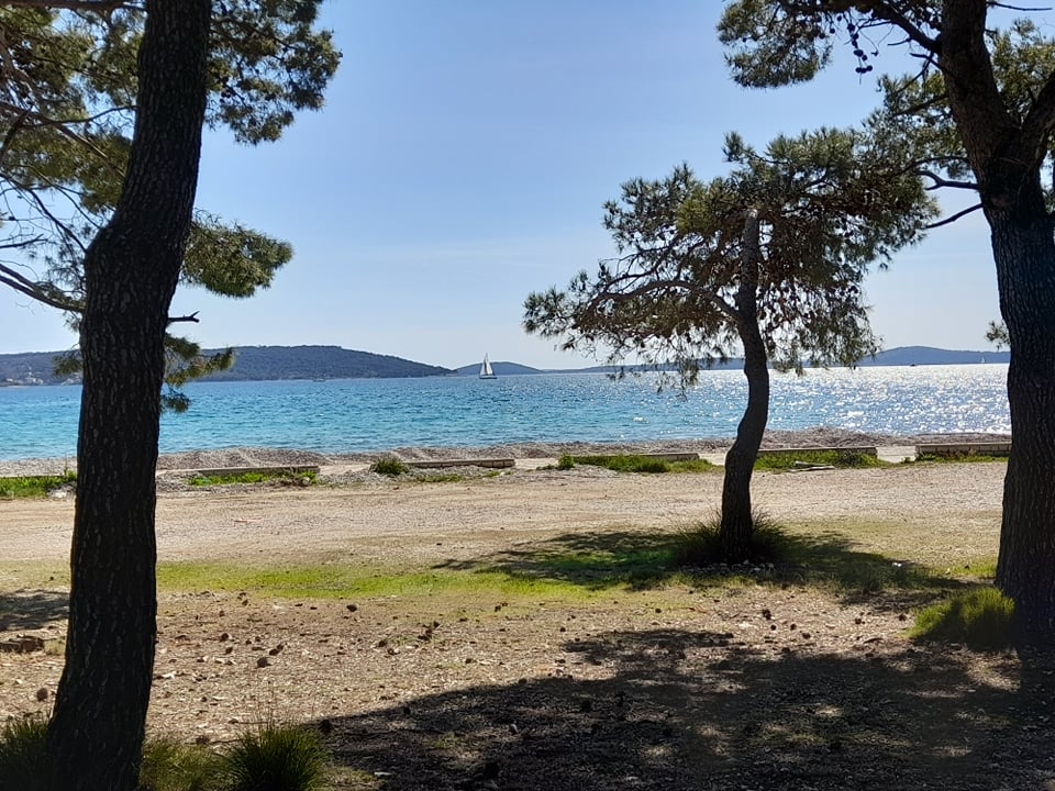 Jadrija: Idilično odlagalište građevinskog otpada i starog namještaja tik uz plažu