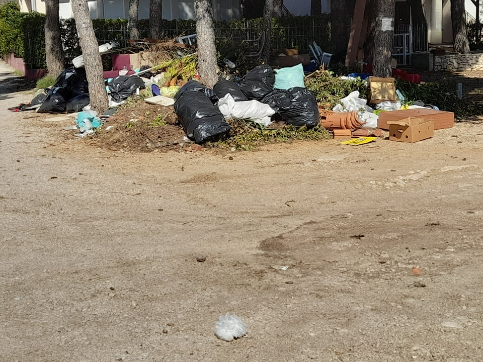 Jadrija: Idilično odlagalište građevinskog otpada i starog namještaja tik uz plažu