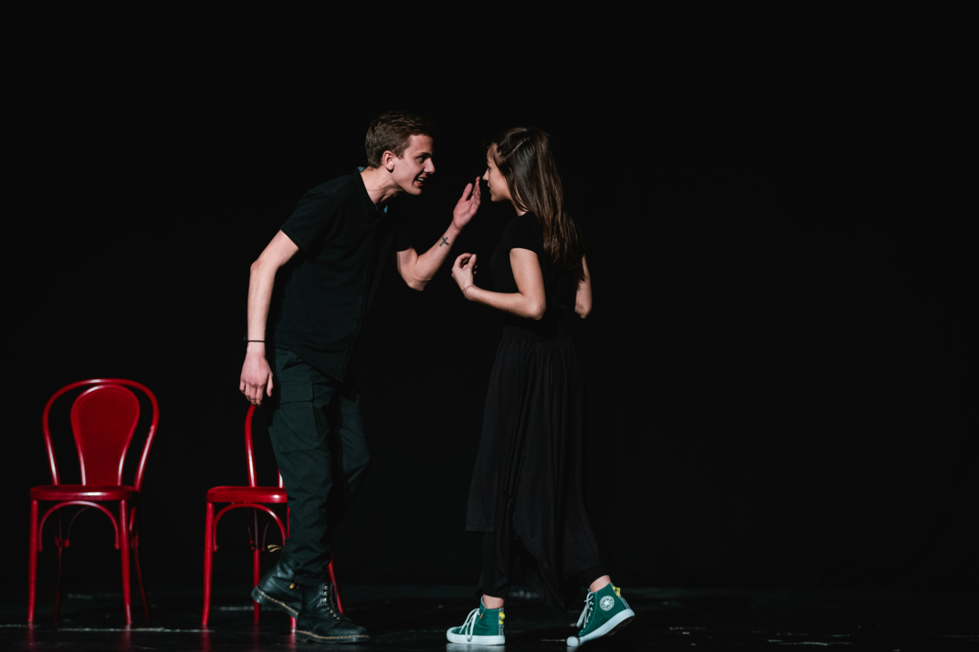 Smijeh i suze za Luku Škarića koji je iz publike gledao prijatelje kako mu ‘Mojom pričom’ skupljaju novac za operaciju