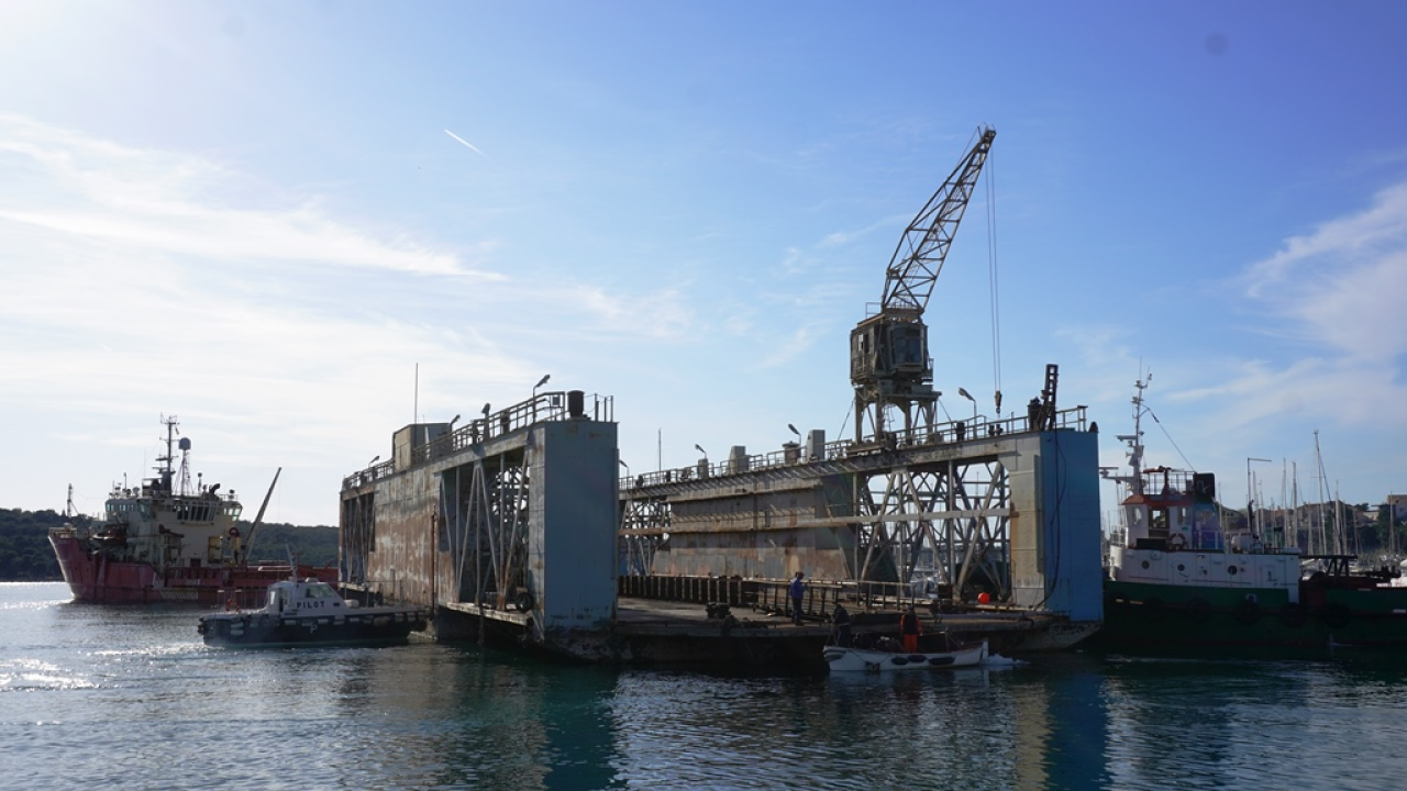 Iskra brodogradilište ispratila na rezanje u Tursku stari plovni dok 