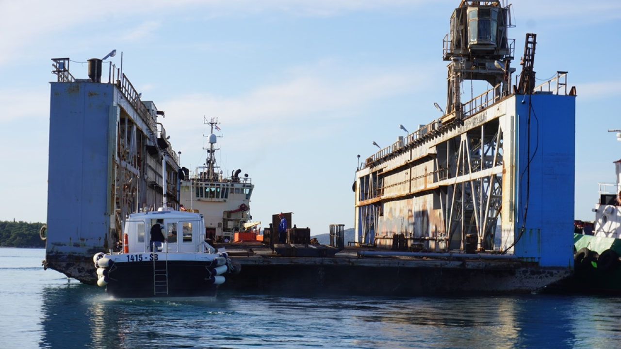 Iskra brodogradilište ispratila na rezanje u Tursku stari plovni dok 