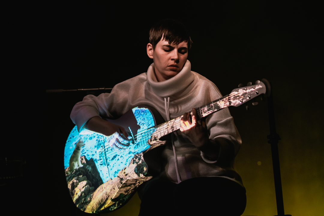 Spektakularne slike na pozornici Arsena: 'Boginja gitare' Kaki King u Šibeniku doslovno obojala zvuk!